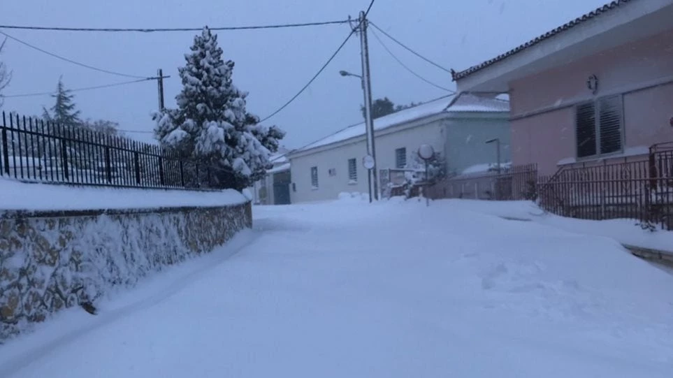 «Εγκλωβισμένοι» μαζί με τους 250 κρατούμενους 5 σωφρονιστικοί υπάλληλοι των Φυλακών Αυλώνας λόγω χιονιού